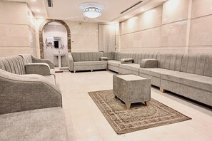 Coin salon dans le hall