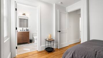 3 bedrooms, desk, iron/ironing board, travel crib