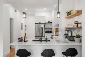 Réfrigérateur, micro-ondes, four, plaque de cuisson