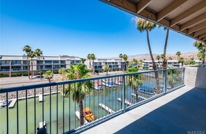 Property grounds - Relax on this beautiful River Front Get Away! Centrally located Unique Property (Bullhead City)