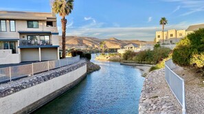 Property grounds - Relax on this beautiful River Front Get Away! Centrally located Unique Property (Bullhead City)