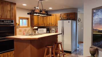 Microondas, horno y placa de cocina