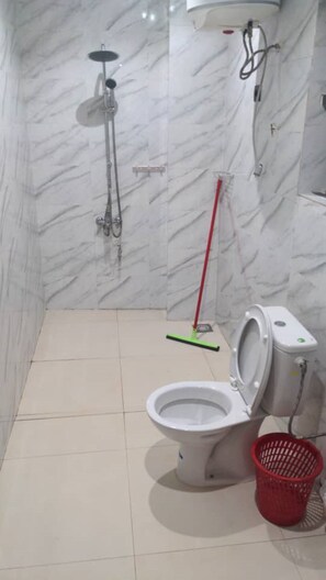 Een douche, toiletpapier