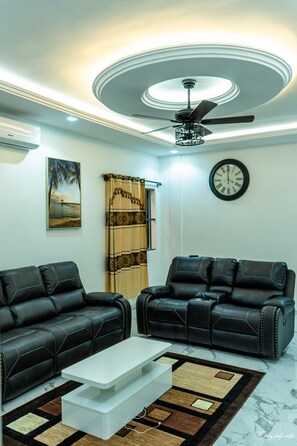 Smart TV - Charming 2-bedroom apartment with AC, WiFi along with security agent in Lome. (lome)