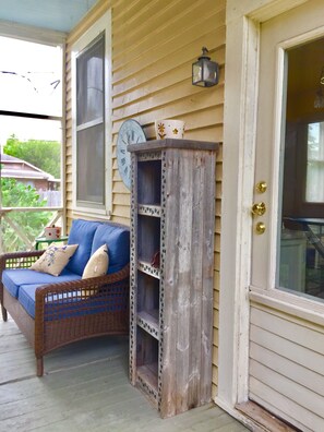 Terrace/patio - Historic Charm- Modern Amenities Downtown Brownsville. Close to SPI, Space X (Brownsville)