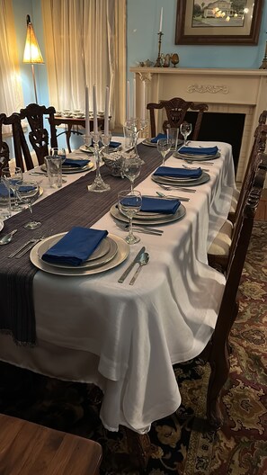 Dining - Historic Charm- Modern Amenities Downtown Brownsville. Close to SPI, Space X (Brownsville)