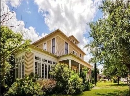 Historic Charm- Modern Amenities Downtown Brownsville. Close to SPI, Space X