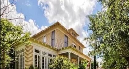 Historic Charm- Modern Amenities Downtown Brownsville. Close to SPI, Space X