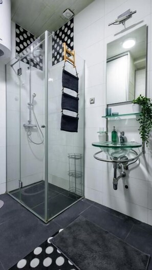 Superior Duplex, River View | Bathroom | Hair dryer, towels, soap, shampoo - Old Port Apartments (Belgrade)