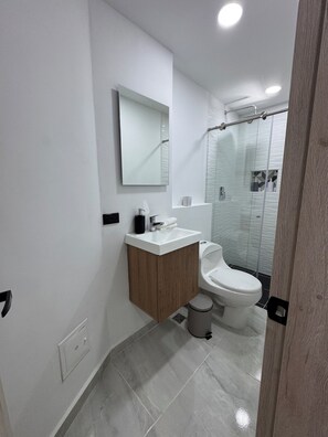 Quarto casal standard | Banheiro | Chuveiro, toalhas de banho, sabonete, shampoo