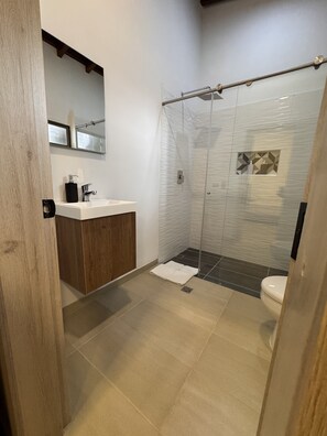 Superior Triple Room | Bathroom | Shower, towels, soap, shampoo - Vida Hostel (Medellín)