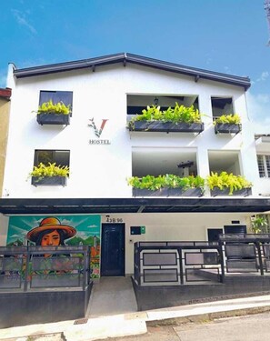 Front of property - Vida Hostel (Medellín)