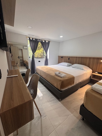 Habitación triple superior | Wifi gratis y ropa de cama. Vida Hostel