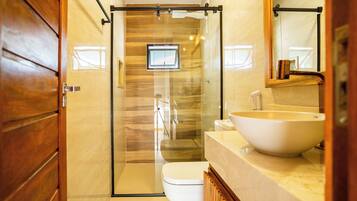 1 dormitorio, caja fuerte, cortinas opacas y sistema de insonorización