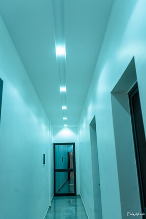 A hallway with a modern design, featuring a straight path and a door at the end. - Charming 2-bedroom apartment in gorgeous Lomé with AC, WiFi agent security  (Lomé)