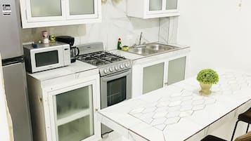 Microondas, horno, cafetera/tetera, licuadora