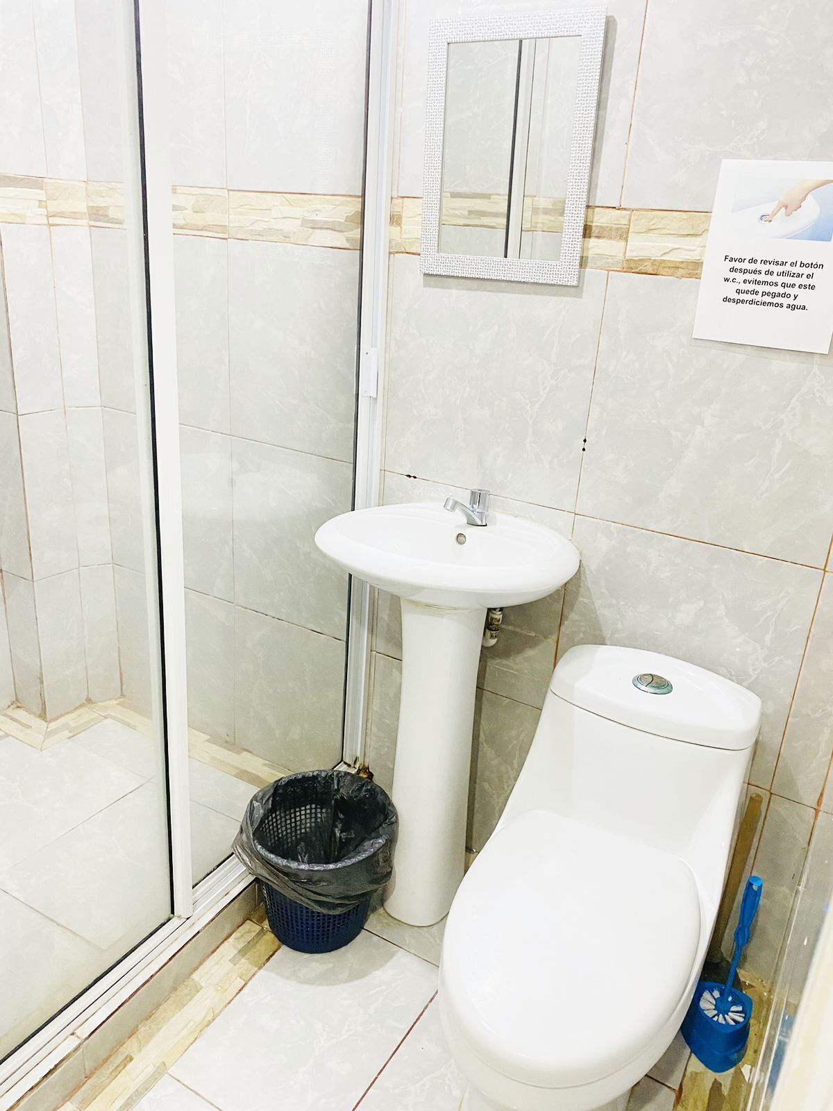 Toalhas de banho, sabonete, papel higiênico 