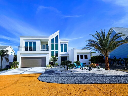 Striking Villa - Catagory 5 - w/ pool, WiFi in fantastic Ormond Beach