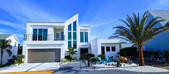 Striking Villa - Catagory 5 - w/ pool, WiFi in fantastic Ormond Beach