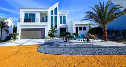 Striking Villa - Catagory 5 - w/ pool, WiFi in fantastic Ormond Beach