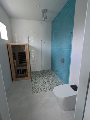 Chuveiro, secador de cabelo, bidê, toalhas de banho