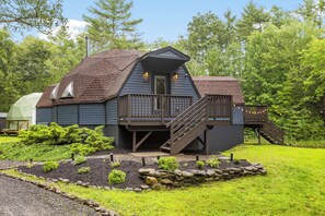 Escape to a serene cabin surrounded by a beautifully maintained garden and a peaceful atmosphere.