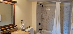 Bathroom - Beverly hills inn (Aberdeen)
