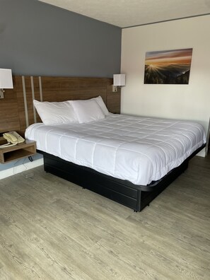 Classic Room, 1 King Bed - Beverly hills inn (Aberdeen)