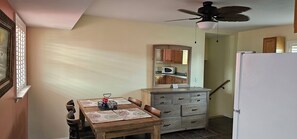 Standard Penthouse, Pool View | Desk, iron/ironing board, free WiFi, bed sheets - Beverly hills inn (Aberdeen)
