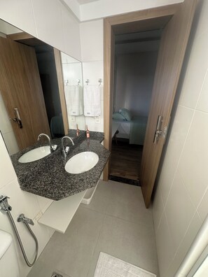 Regadera, toallas, jabón, papel de baño 