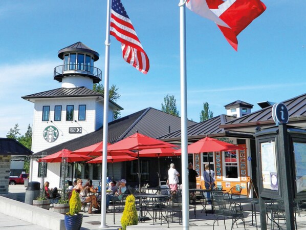 Outdoor dining - STATELY HOME 5 beds/2 baths on 1/3 acre. Walk to downtown & Canadian Border. (Blaine)