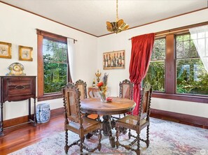 Dining - STATELY HOME 5 beds/2 baths on 1/3 acre. Walk to downtown & Canadian Border. (Blaine)