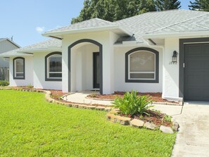 Exterior - Charming 3-bedroom house with Pool & AC & WiFi in fantastic Port St. Lucie (Port St. Lucie)