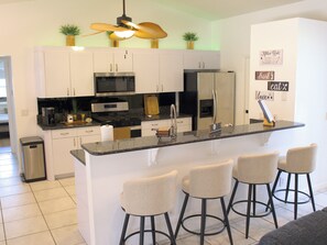 Microwave, stovetop, dishwasher - Charming 3-bedroom house with Pool & AC & WiFi in fantastic Port St. Lucie (Port St. Lucie)