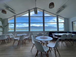 Fridge, microwave, oven, stovetop - Kaikoura Seaside Lodge (Kaikoura)
