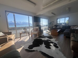 Toys, books, video library - Kaikoura Seaside Lodge (Kaikoura)
