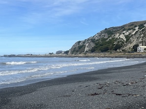 On the beach, black sand - Kaikoura Seaside Lodge (Kaikoura)