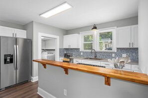 Fridge, microwave, oven, stovetop - Winston-Salem's Quaintest Cottage (Winston-Salem)