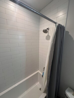 Towels, soap, shampoo, toilet paper - Clean room to rent in spacious house with AC and WiFi in lovely Austin (Austin)