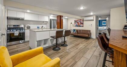 JC Retreat w/ Private Backyard 15 mins to NYC