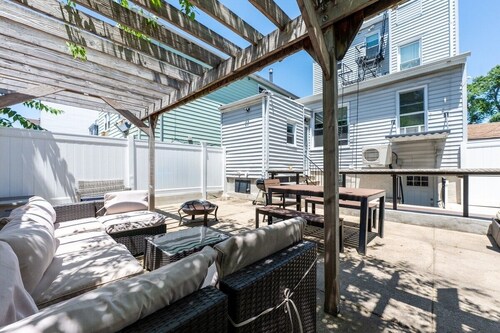 JC Retreat w/ Private Backyard 15 mins to NYC