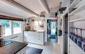 Fridge, oven, stovetop, coffee/tea maker