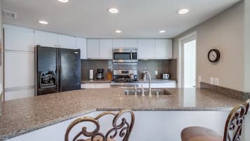 Geladeira, micro-ondas, fogão, cooktop