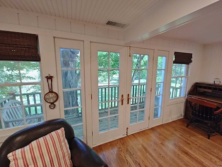 Smart TV. Charming 2 Bedroom Cottage in Peaceful New Canaan - Pet Friendly!