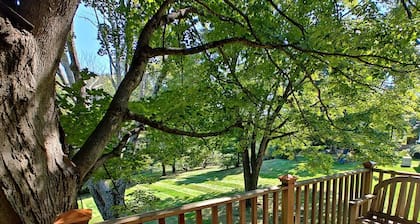 Charming 2 Bedroom Cottage in Peaceful New Canaan - Pet Friendly!