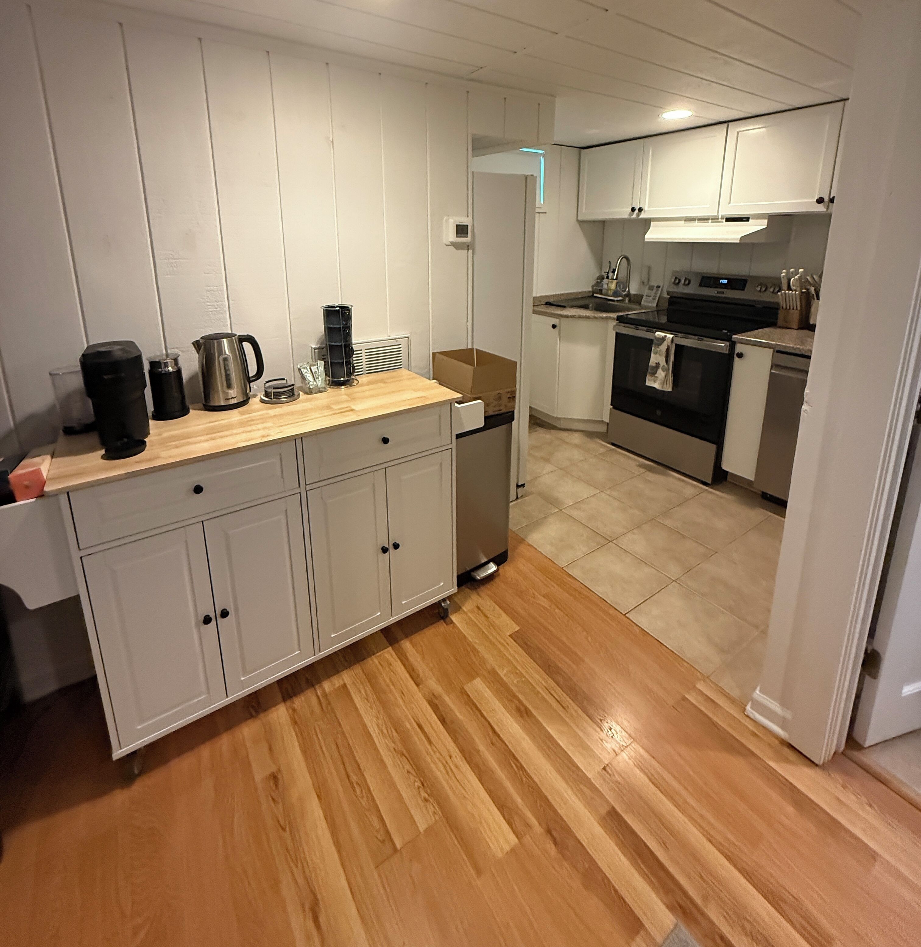 Coffee/tea maker, fridge, microwave, oven
