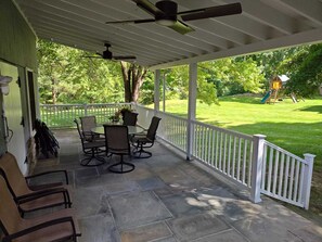 Outdoor dining - Charming 2 Bedroom Cottage in Peaceful New Canaan - Pet Friendly! (New Canaan)