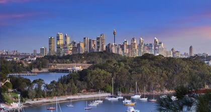 Greenwich Treasure - Moments from RNSH St Leonards