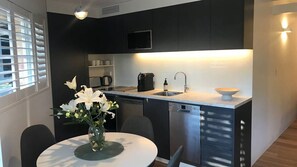 Micro-ondes, four, plaque de cuisson, lave-vaisselle