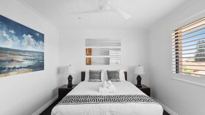 3 bedrooms, free WiFi, bed sheets - Dream View Steps from the Beach (Coogee)